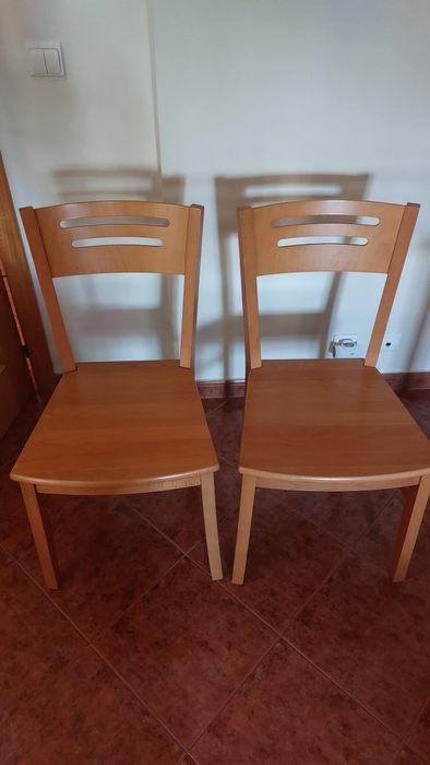 Mesa de madeira maciça+2 cadeiras