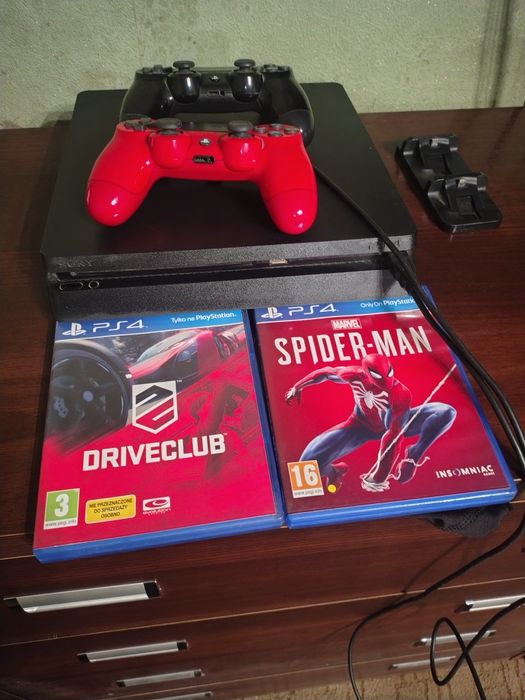 Продаётся  PS 4  slim   Два  ломтика , два Диска  и зарядка для Джости