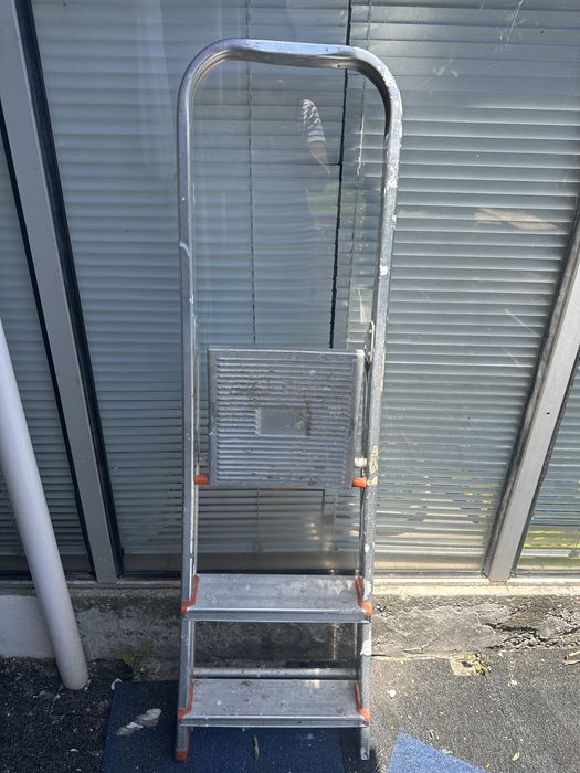 Escadote de aluminio de 3 degraus