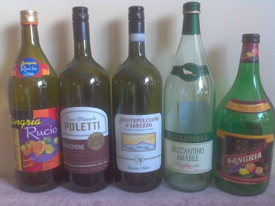 Бутылка стеклянная емкостью 1.5 л.