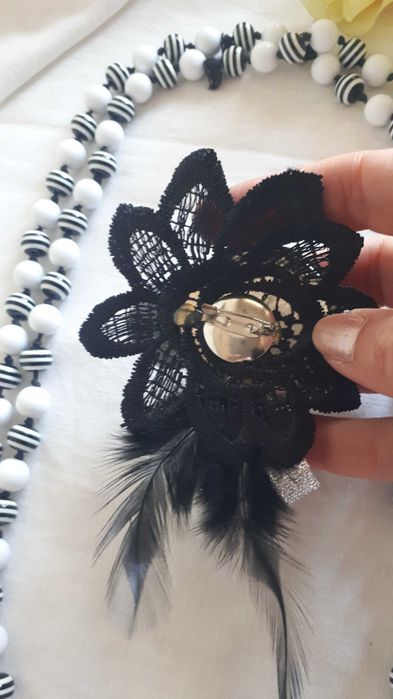 Colar com bolinhas pretas e Alfinete Preto e Prateado