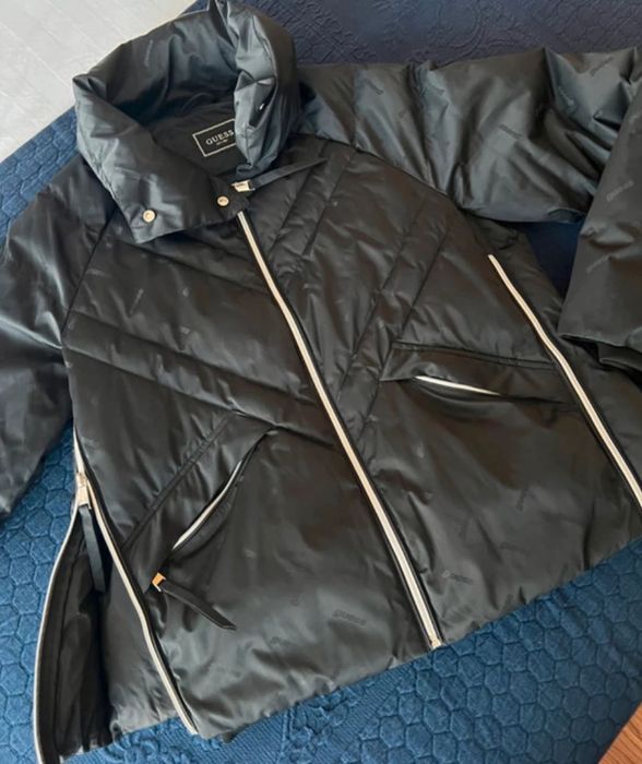 Casaco puffer Guess com logos
