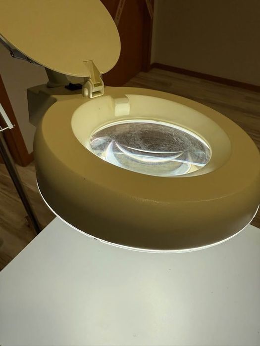 Lupa de pé articulada com iluminação LED