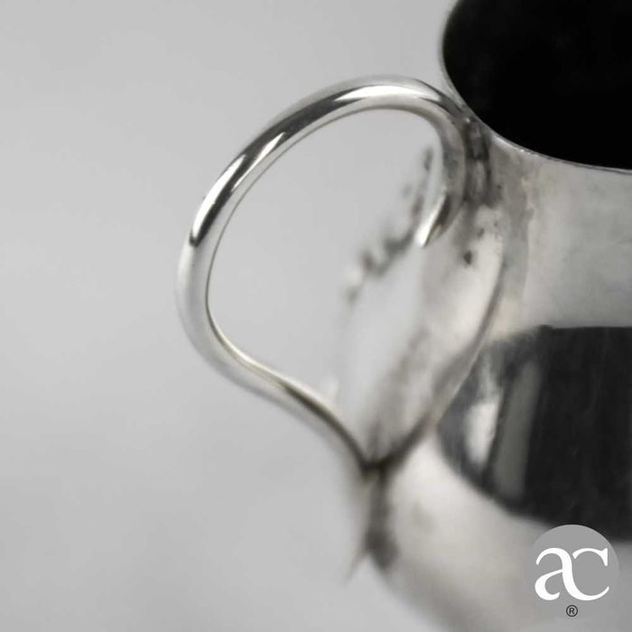 Conjunto de 2 leiteiras em prata, Arte Nova, com monograma