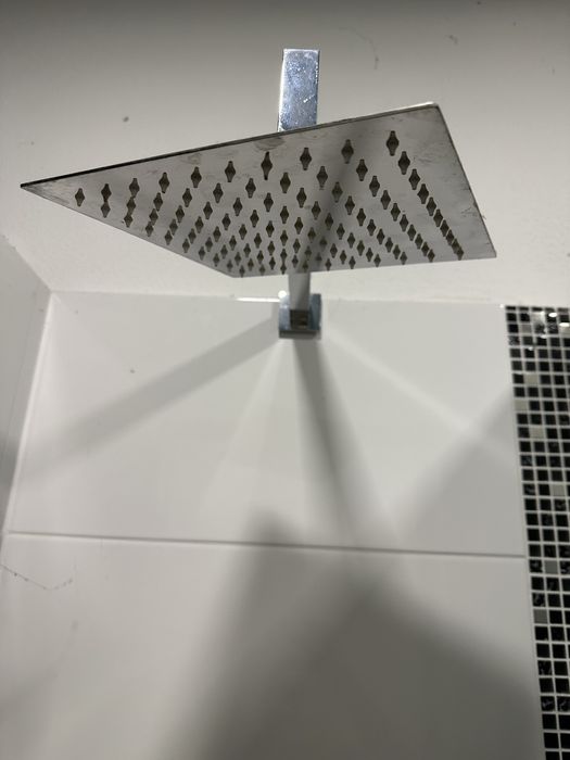Par de portas em vidro preto ou branco com ferragens em aço e puxadores