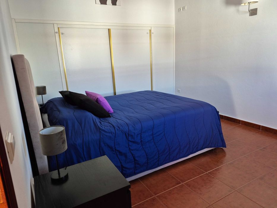 Vende-se moradia T4 com quintal e garagem