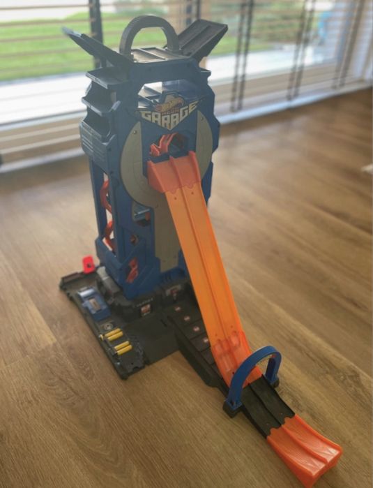 Rajdowy garaż hot wheels