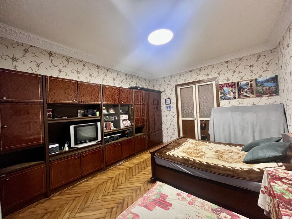 3к з роздільними кімнатами . Площа Маяковського .