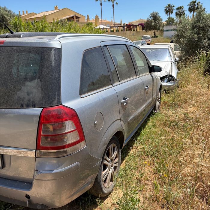 Opel Zafira B 1.9 CDTI (2008) – Para Peças / Inteira (Motor Avariado)
