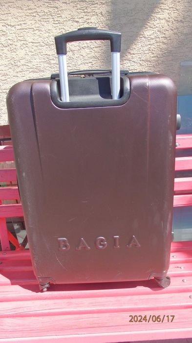 Walizka duża firmy Bagio.