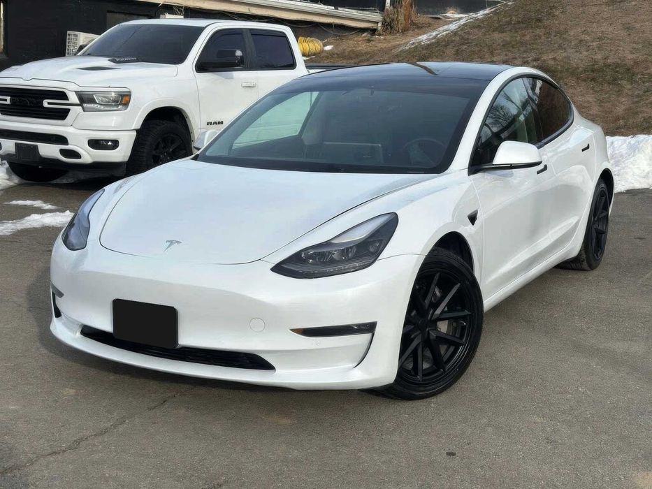 Tesla Model 3 Long Range      2022
