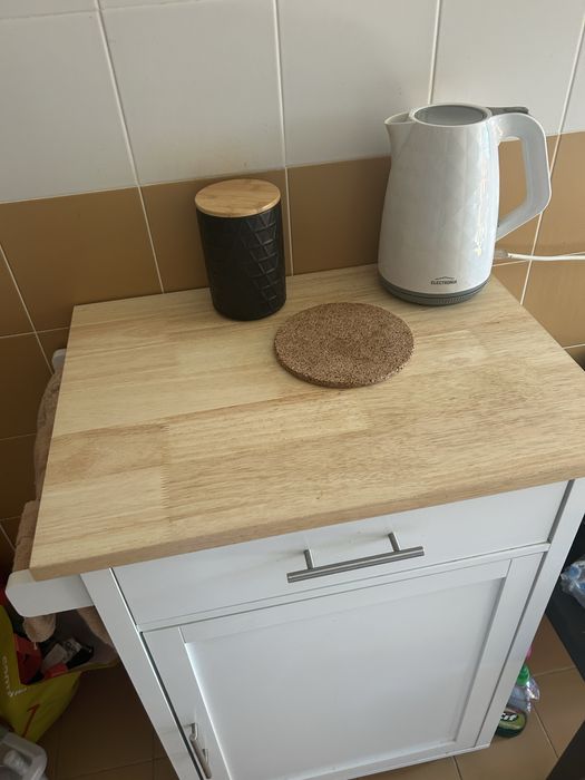 Um armário de cozinha com rodas