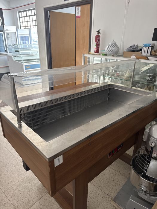 Expositor peixe ou carne com rodas