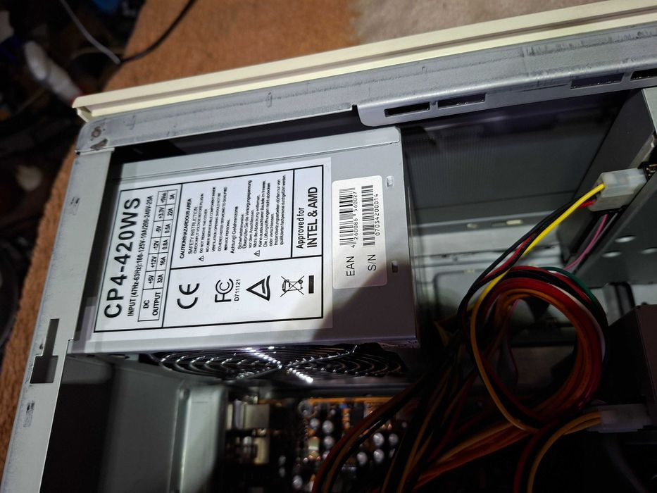 Stary retro komputer stacjonarny Creative