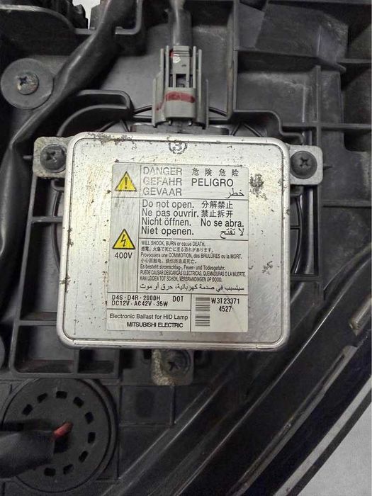 Óptica direita Mitsubishi Outlander III apoios soldados.