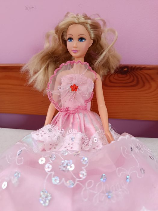 Lalka w sukni balowej