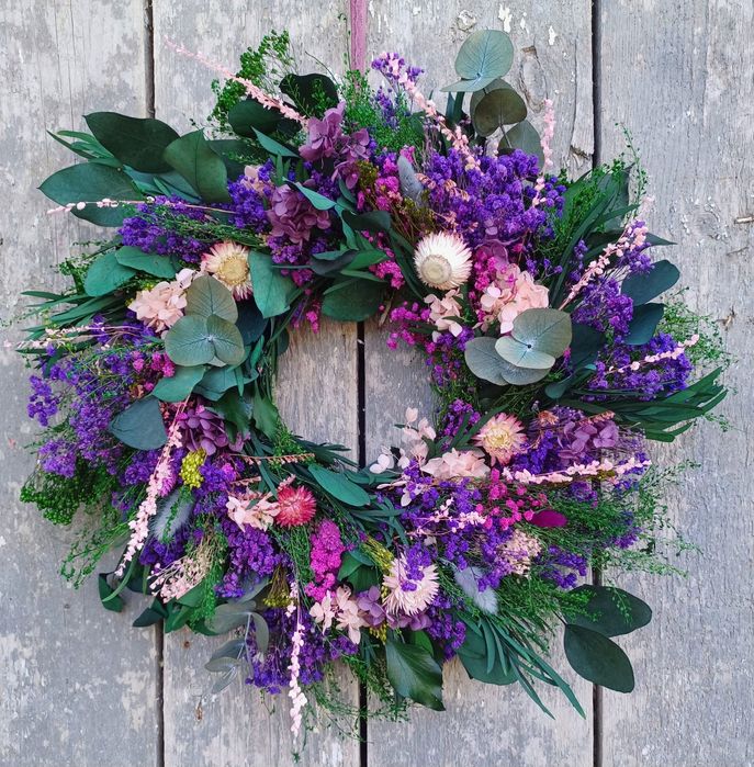 Wianek z roślin stabilizowanych zielony wiosenny różowy na drzwi