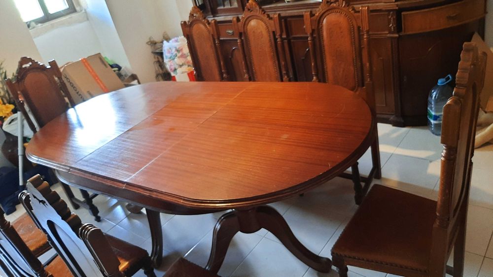 Conjunto mesa com 8 cadeiras medievais