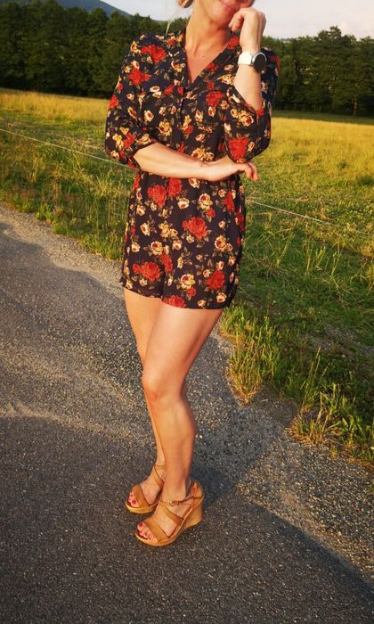 Kombinezon damski z dzielonymi spodenkami