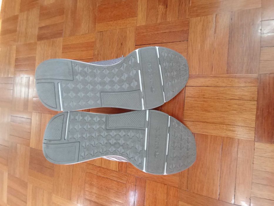 Sapatilhas Adidas Swift Run 22 como NOVAS, Tamanho 41 e 1/3