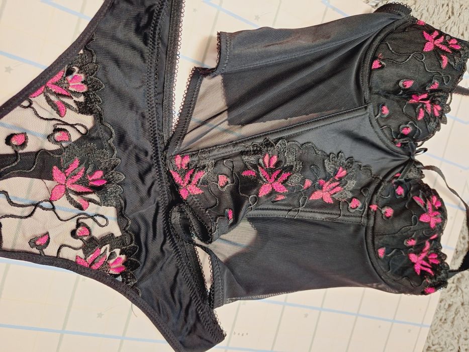 Красивый эротичный комплект нижнего белья, 75 В корсет  трусы М-Л.