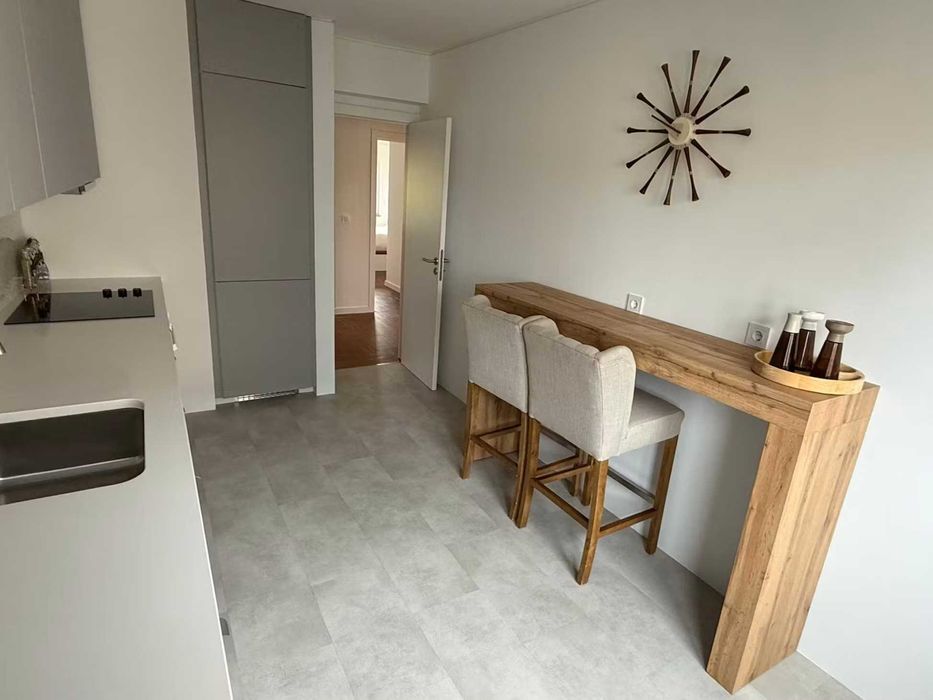 Apartamento de 2 Quartos, Luminoso e Espaçoso, em Telheiras