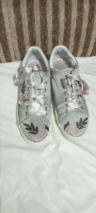 Продам женские кроссовки фирмы "Bugatti"