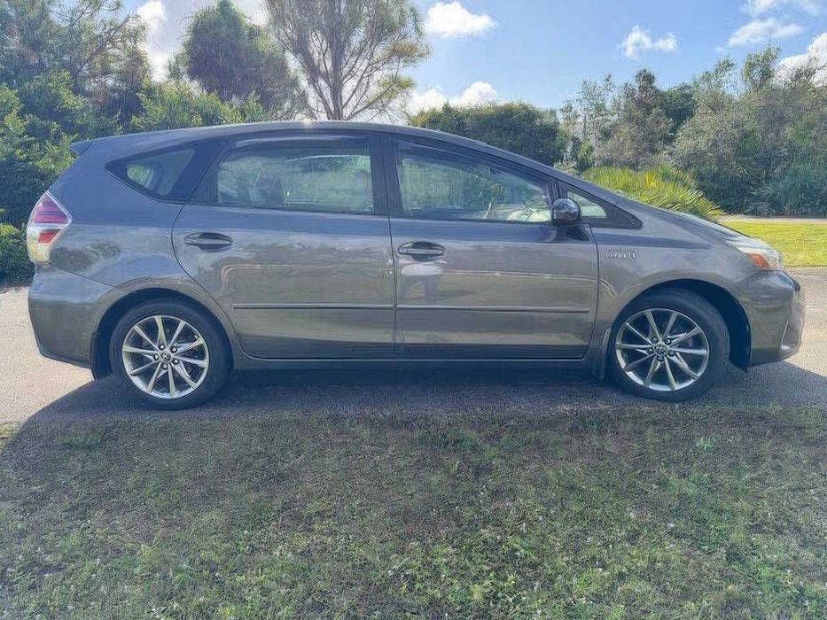 Toyota Prius v Three      2015