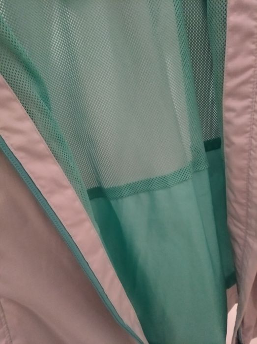 Modna kurtka damska wiatrówka Decathlon