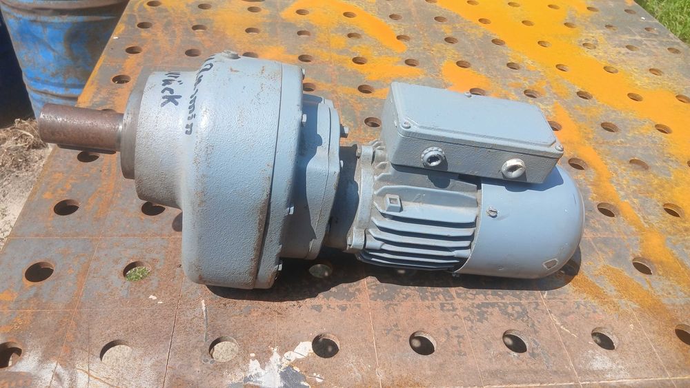Motoreduktor 0.25kw 11,2obr. Fi 35 walcarka do blach