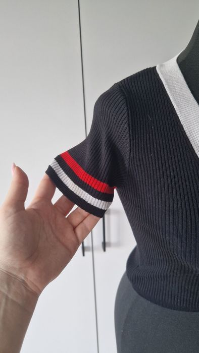 Prążkowany czarny top z dekoldem V. R. 34
