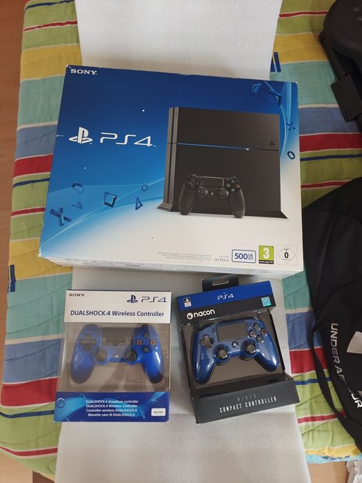 PlayStation 4 (PS4) em muito bom estado com caixa e 2 comandos