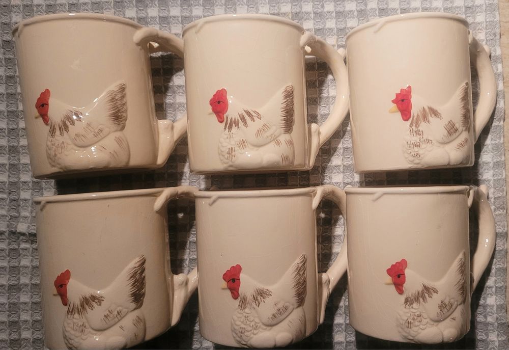 Zestaw ceramicznych kubków kura