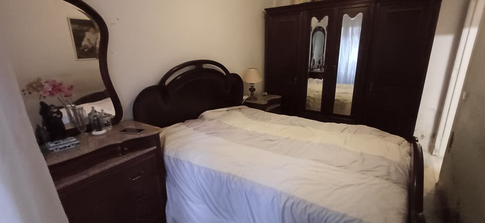 Quarto completo clássico em madeira maciça e mármore – €350