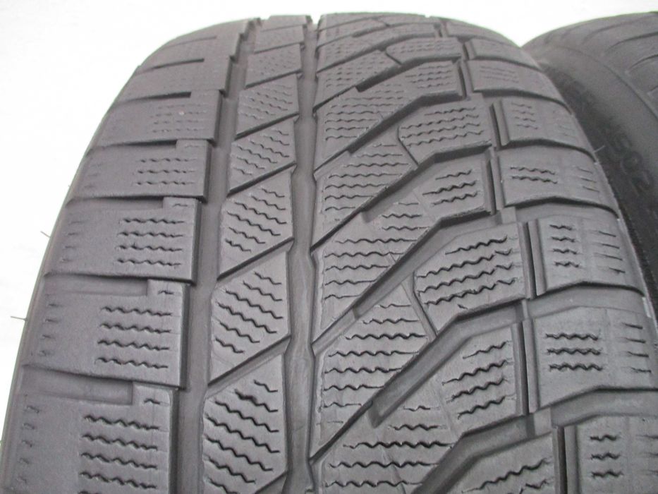 2x 225/40R19 Falken Eurowinter HS02 Pro 6,3mm 23r.
