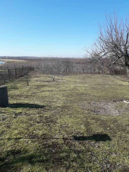 Продам дім біля річки.