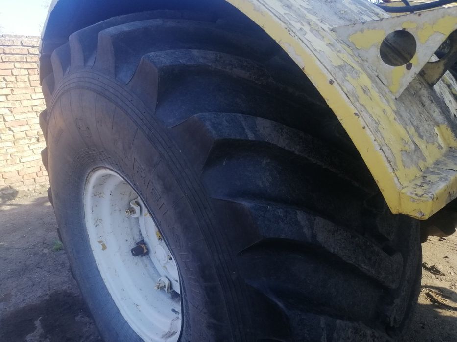 Кировец с плугом.