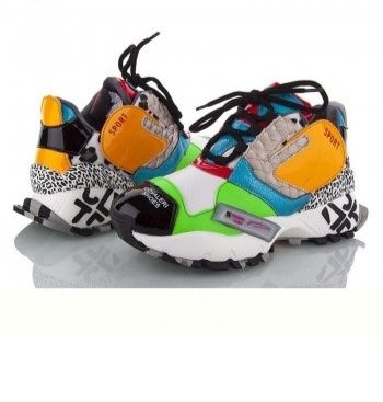 Стильные кроссовки