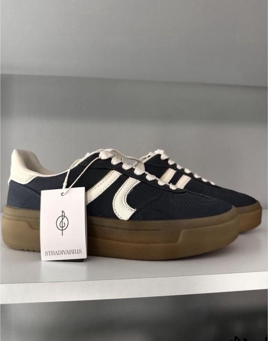 Кросівки stradivarius