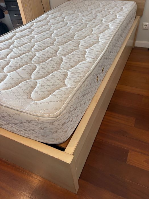 Cama solteiro com gaveta/cama , maciça
