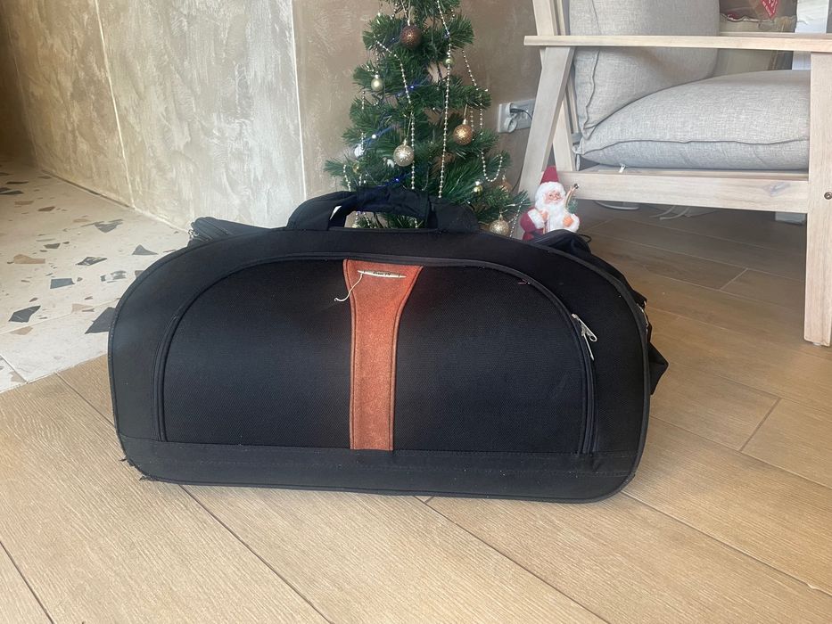 walizka na kółkach torba podróżna kolor granatowy z wysuwną rączką