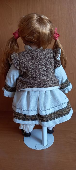 Кукла фарфоровая