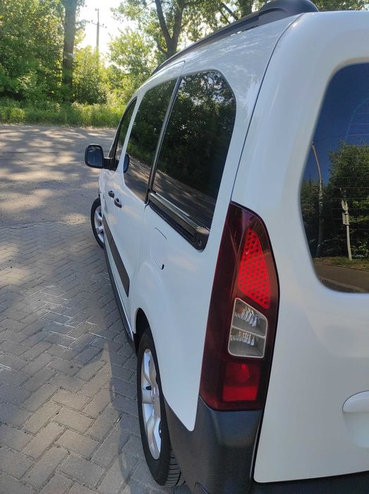 Автомобіль Пежо Партнер.