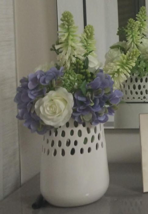 Magnífico Bouquet em Tons de Lavanda e Branco – Toque Realista
​Texto: