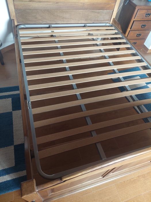 Cama de casal de madeira