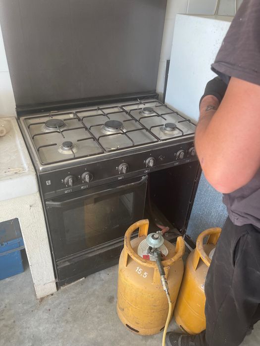 Fogão com 5 bocas e forno