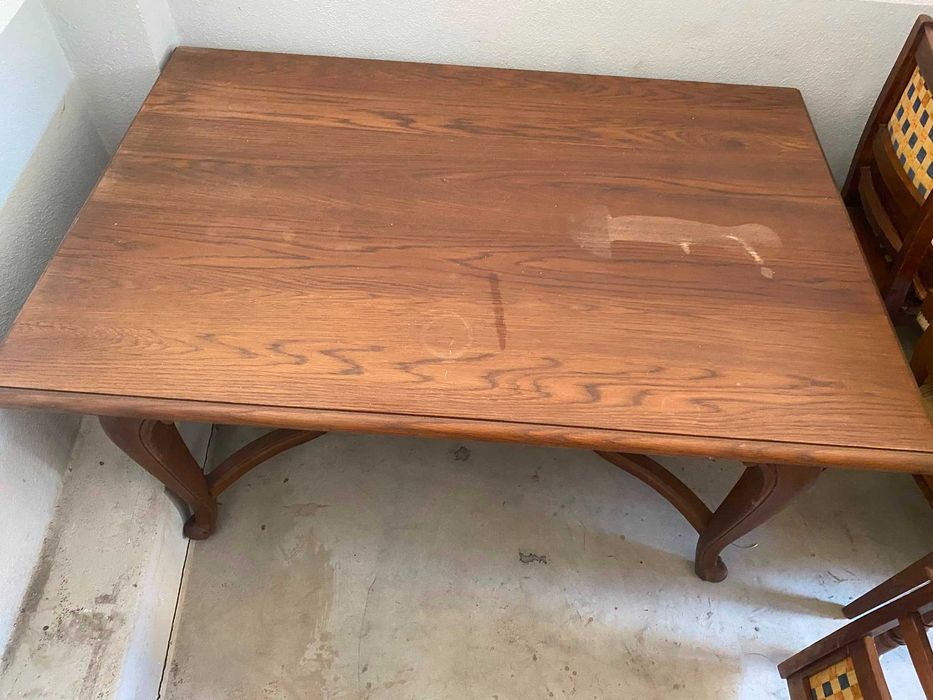 Mesa de Jantar Antiga em Madeira Extensível – Estilo Clássico + Cadeira Antiga em Madeira com Estofo Axadrezado