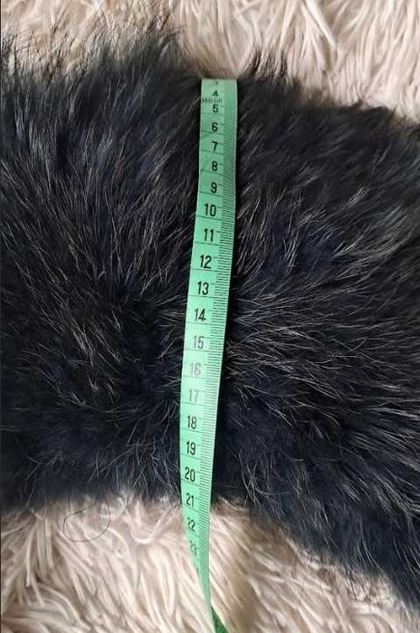 duży, sięgający do pasa, naturalny kołnierz z jenota