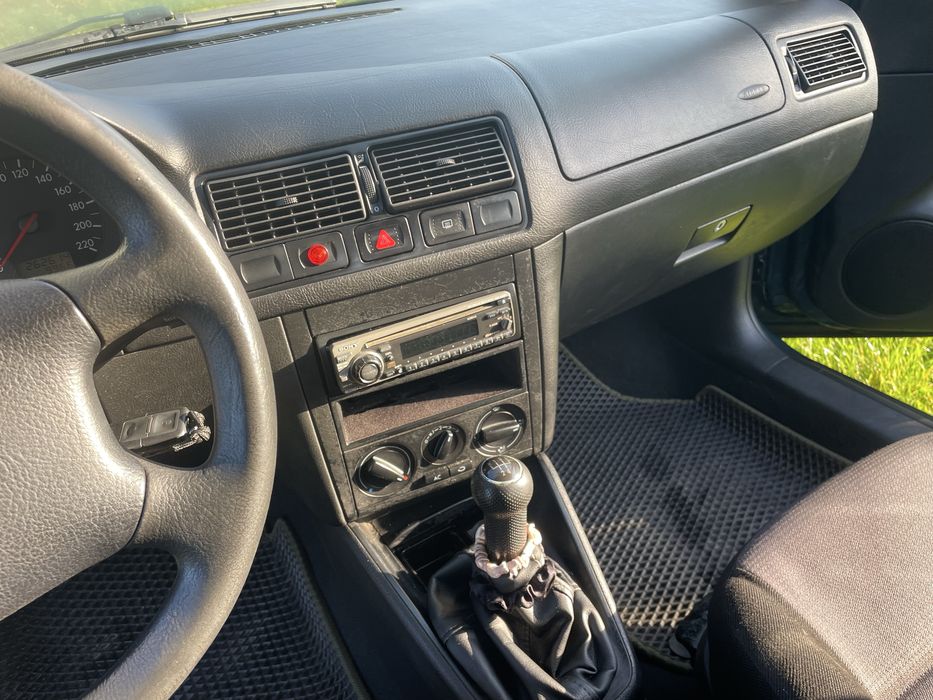 Продам VolksWagen Golf 4 2001 1.4  Бензин