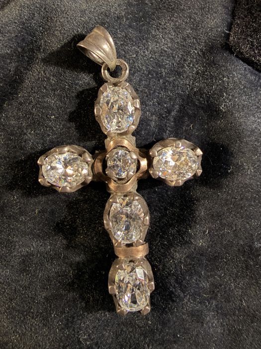 Pendulo Crucifico em prata e pedras